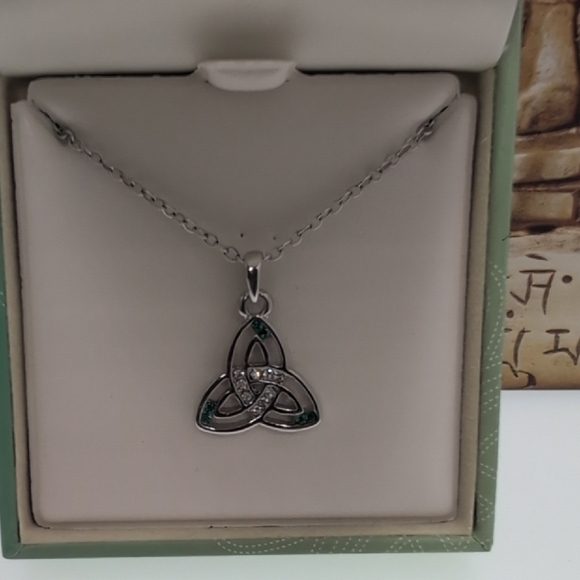 Solvar Tara Silver and Green Trinity Knot Necklace - Picture 5 of 6